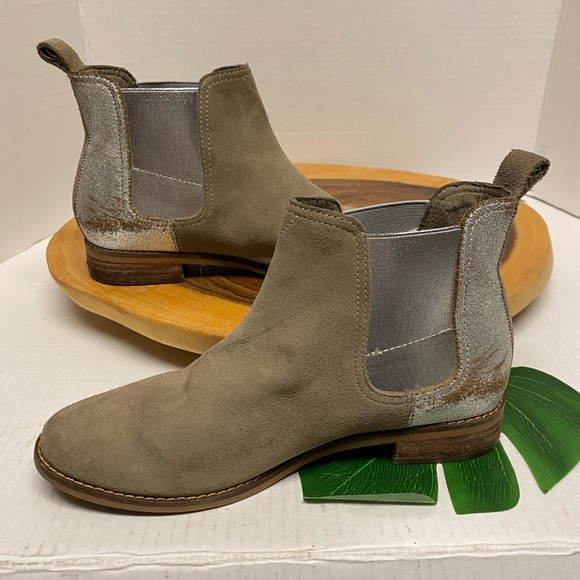 Toms Leather Rustic Distressed Silver Accent Slip On Booties - Picture 2 of 10